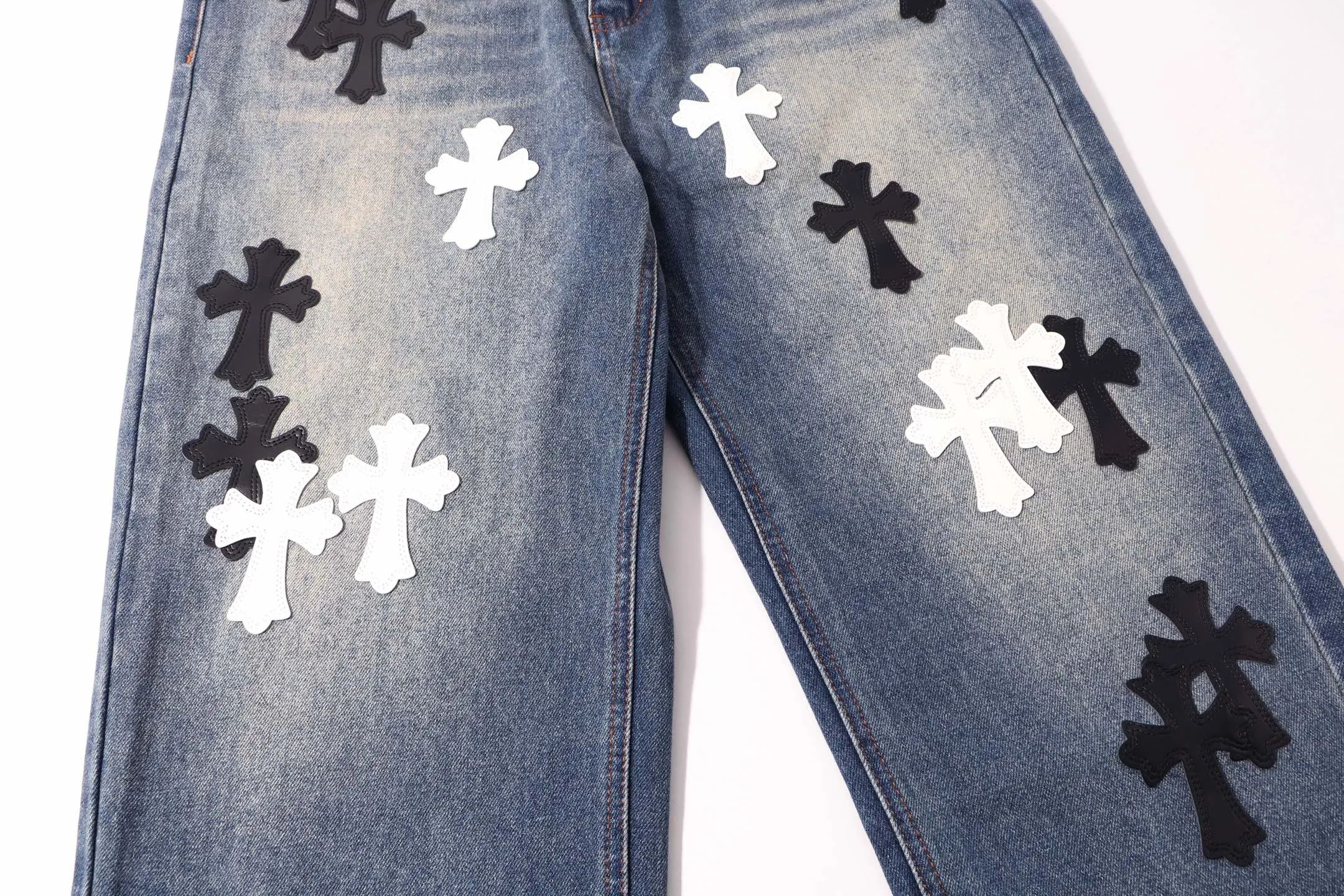 P260 model number: H48 chrome hearts & Croix Hearts Loose and popular jeans. Three-dimensional version. Loose and comfortable, not picky about the figure. Makes taller and slimmer. Factory-made. Original factory quality control. Same style for men and women. Can be matched with couples. Versatile recommendation. Must-have jeans for all seasons. Fashionistas have been disappointed. From the quality selection of fabrics, the tailoring of details, and the matching of patterns, they are all impeccable! The upper body is so handsome when worn...it can be easily worn by men, women and children! The craftsmanship is made of heavy-duty washed pure cotton denim fabric. After washing, it is soft and thick and looks very stylish when worn. Size: 30-32-34-36 Color: black
